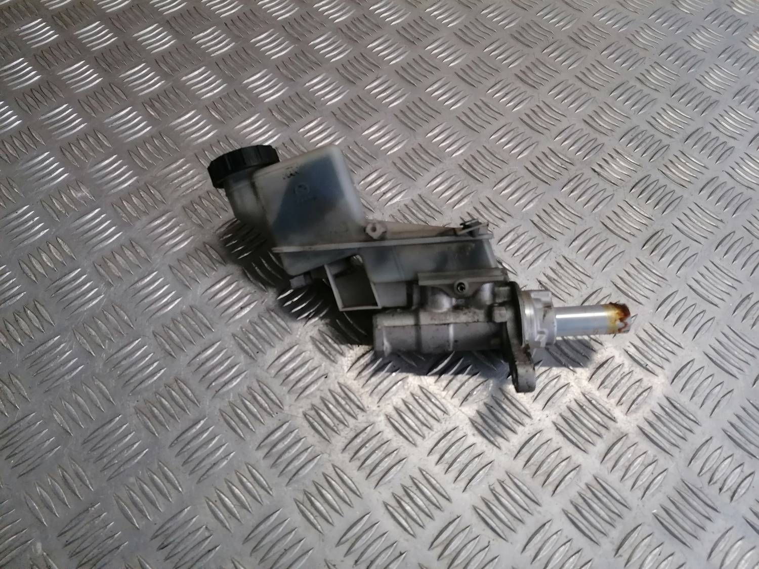 Bremžu pastiprinātāja galvenais cilindrs priekš MAZDA 6 2007 3 Bremžu pastiprinātāja galvenais cilindrs priekš MAZDA 6 2007