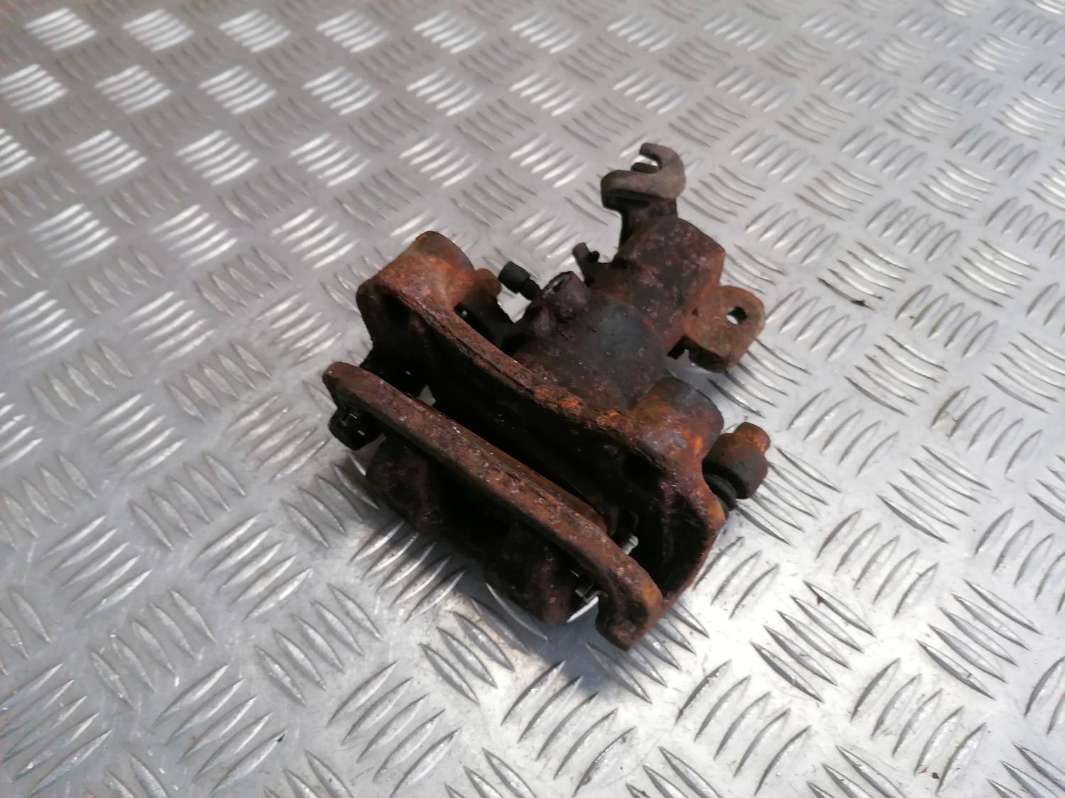 Aizmugurējais kreisais suports priekš MAZDA 6 2007 4 Aizmugurējais kreisais suports priekš MAZDA 6 2007