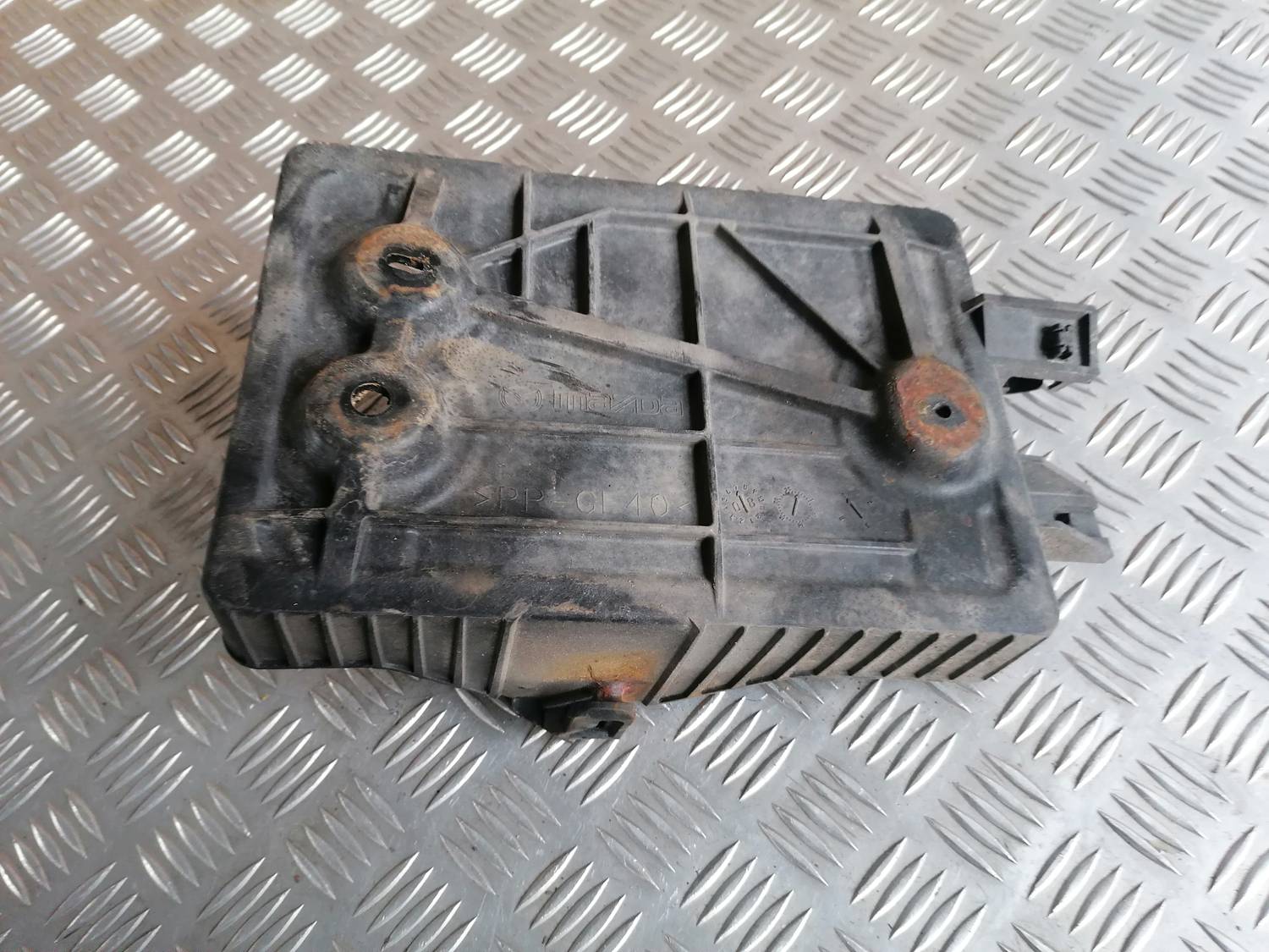 Akumulatora pamatnes kronšteins priekš MAZDA 6 2007 2 Akumulatora pamatnes kronšteins priekš MAZDA 6 2007