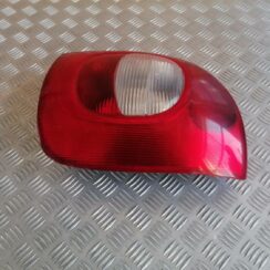 Aizmugurējais labais lukturis priekš XSARA PICASSO 2003