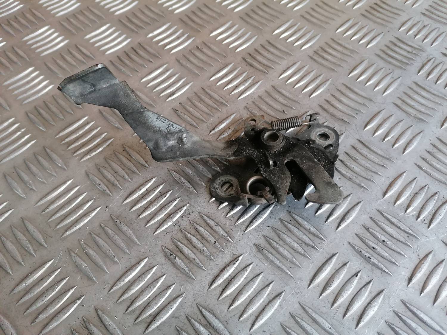 Pārsega slēdzene priekš XSARA PICASSO 2003 2 Pārsega slēdzene priekš XSARA PICASSO 2003