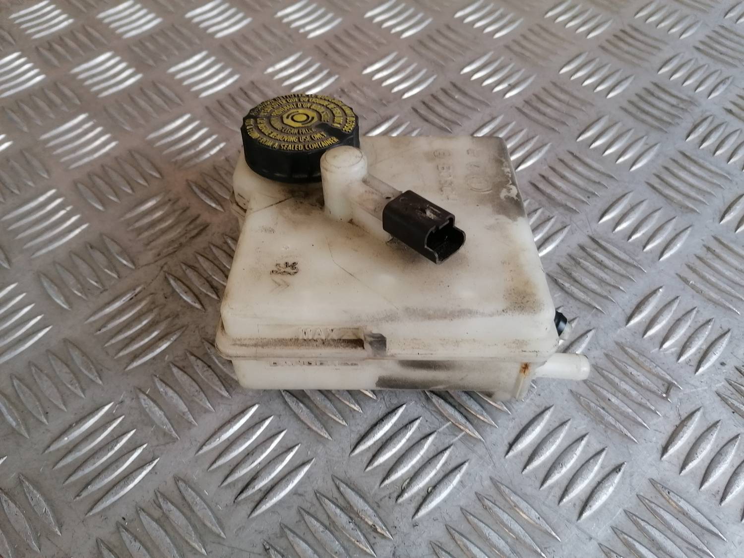 Bremžu šķidruma tvertne priekš XSARA PICASSO 2003 2 Bremžu šķidruma tvertne priekš XSARA PICASSO 2003