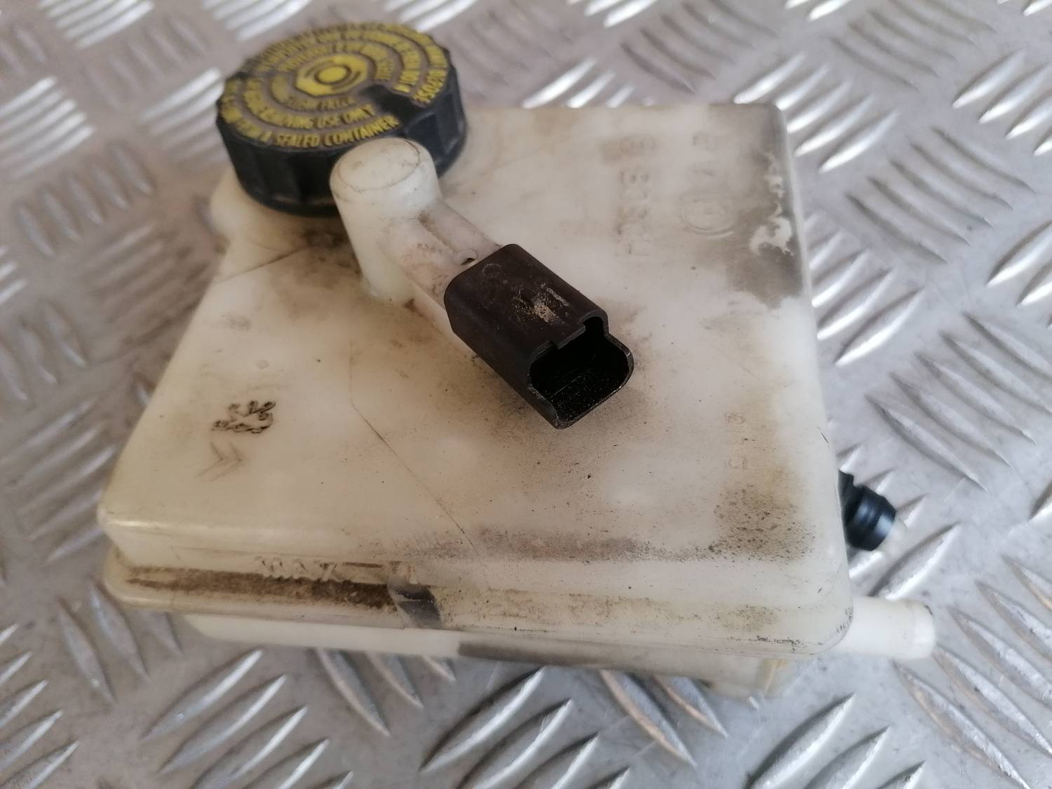 Bremžu šķidruma tvertne priekš XSARA PICASSO 2003 4 Bremžu šķidruma tvertne priekš XSARA PICASSO 2003