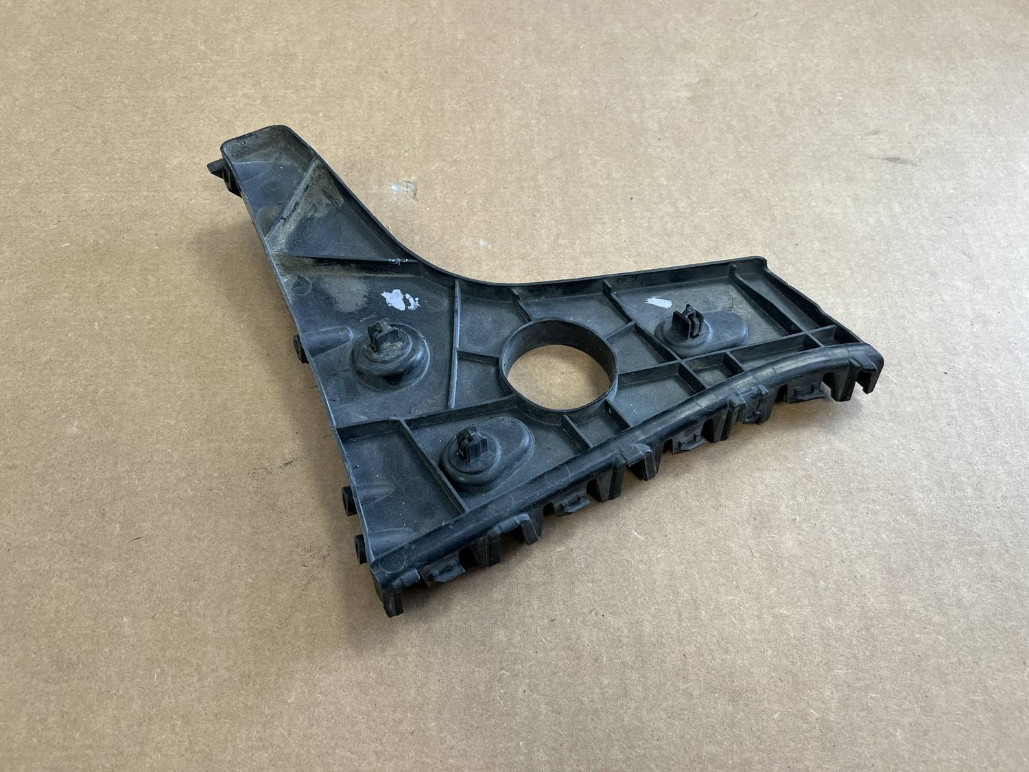 Aizmugurējā spārna un bufera stiprinājums priekš AUDI A7 2011 SPORTBACK 2 Aizmugurējā spārna un bufera stiprinājums priekš AUDI A7 2011 SPORTBACK