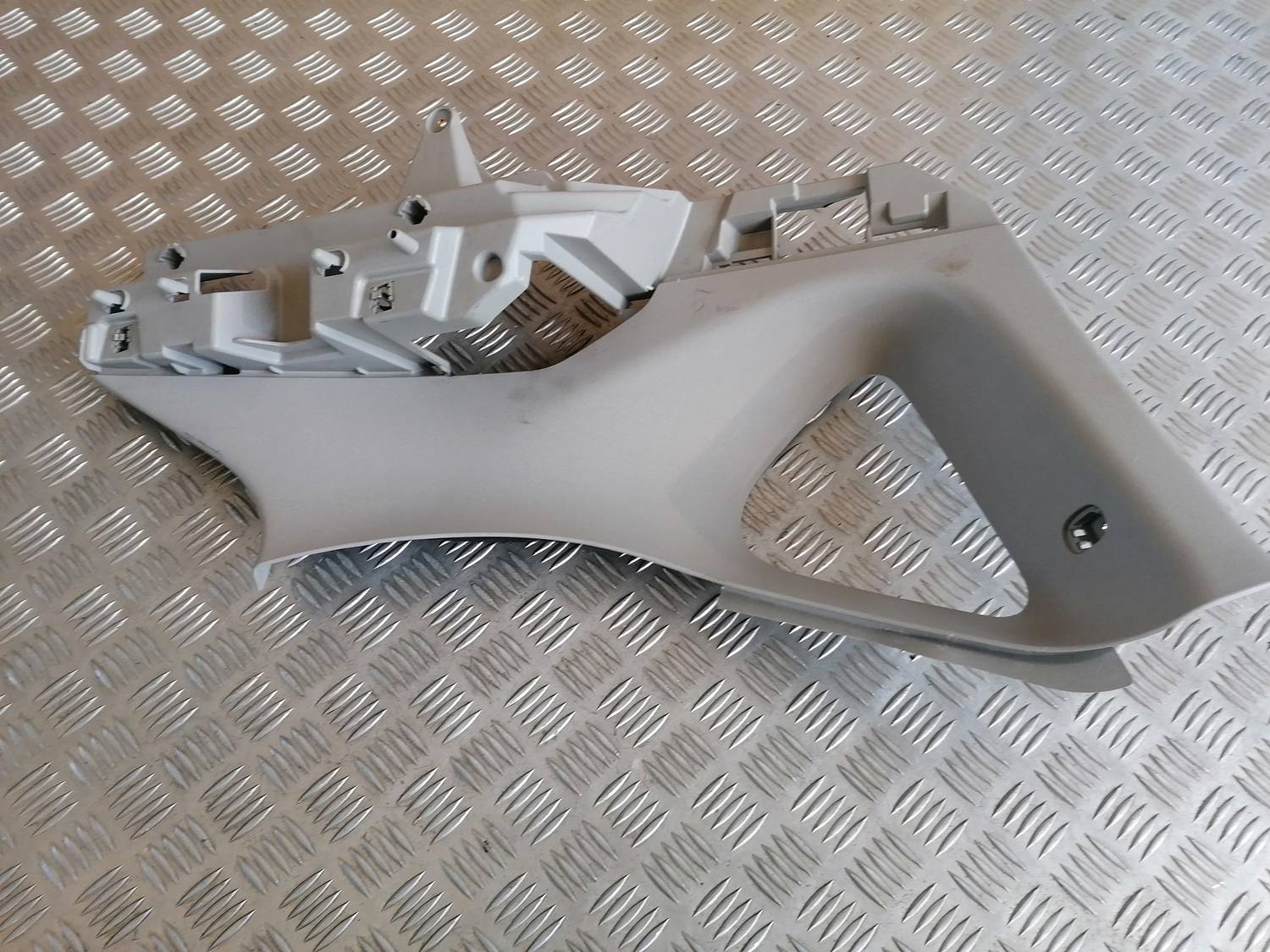 Bagažnieka nodalījuma statnes apdare priekš OPEL ASTRA J 2012 1 Bagažnieka nodalījuma statnes apdare priekš OPEL ASTRA J 2012