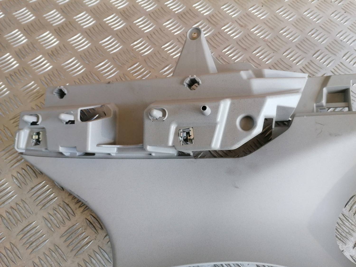 Bagažnieka nodalījuma statnes apdare priekš OPEL ASTRA J 2012 2 Bagažnieka nodalījuma statnes apdare priekš OPEL ASTRA J 2012