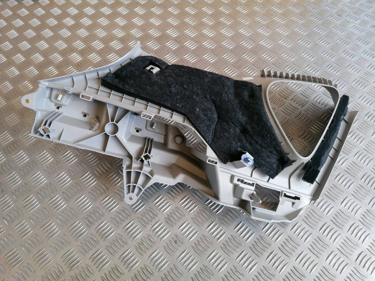 Bagažnieka nodalījuma statnes apdare priekš OPEL ASTRA J 2012 4 Bagažnieka nodalījuma statnes apdare priekš OPEL ASTRA J 2012