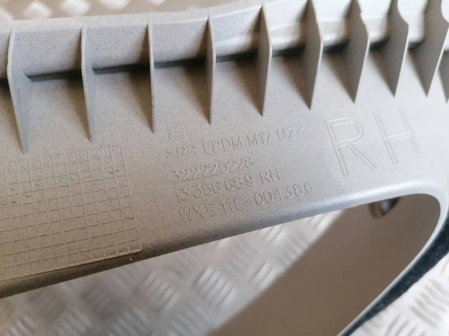 Bagažnieka nodalījuma statnes apdare priekš OPEL ASTRA J 2012 5 Bagažnieka nodalījuma statnes apdare priekš OPEL ASTRA J 2012