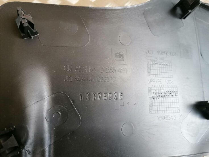 Centrālās konsoles (apdares) sānu panelis priekš OPEL ASTRA J 2012
