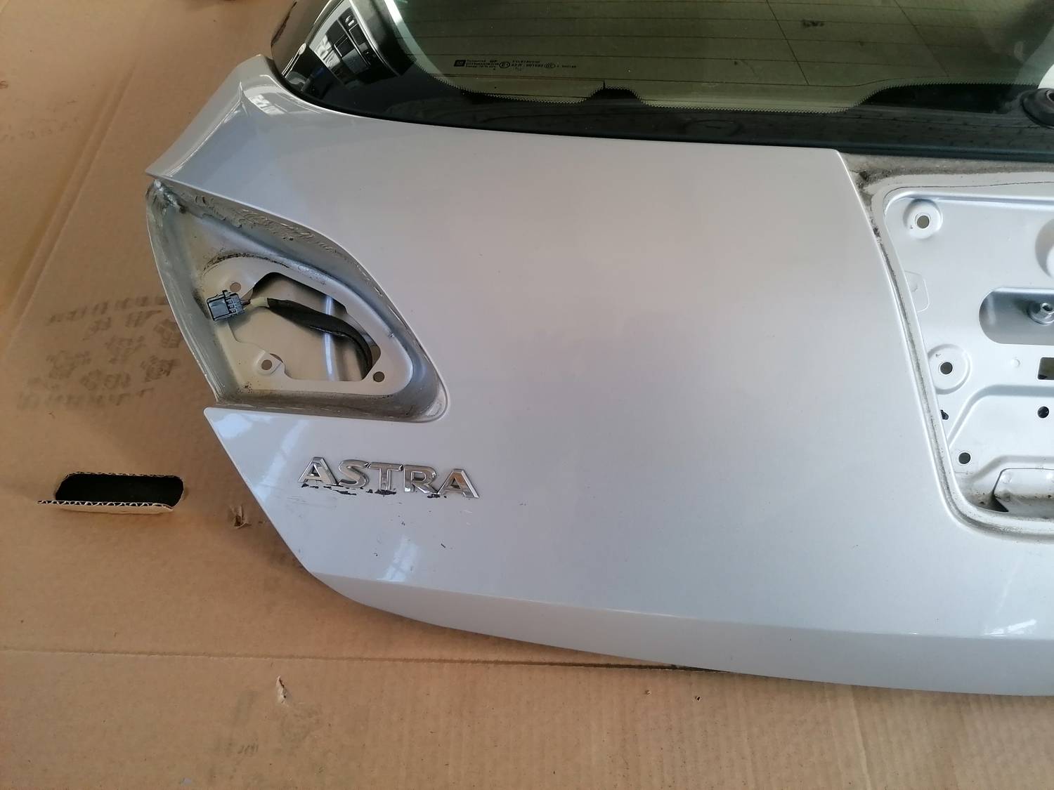 Bagāžnieka vāks priekš OPEL ASTRA J 2012 2 Bagāžnieka vāks priekš OPEL ASTRA J 2012