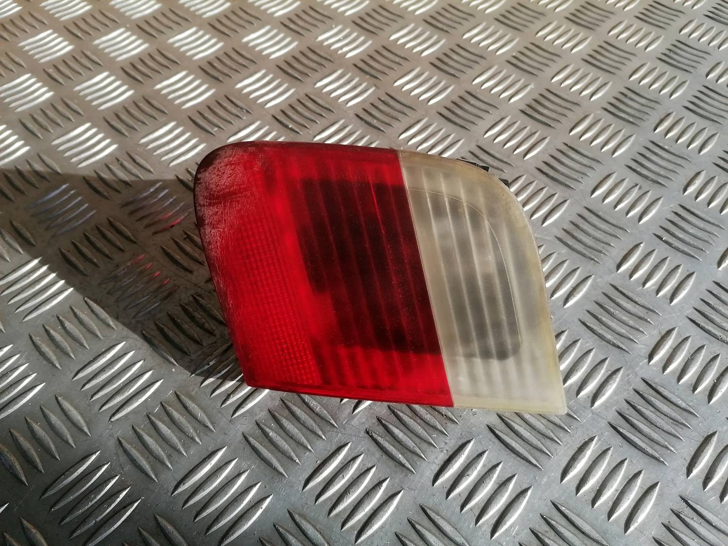 Bagāžnieka vāka labais lukturis priekš BMW 318D E46 2002 SEDAN 2 Bagāžnieka vāka labais lukturis priekš BMW 318D E46 2002 SEDAN