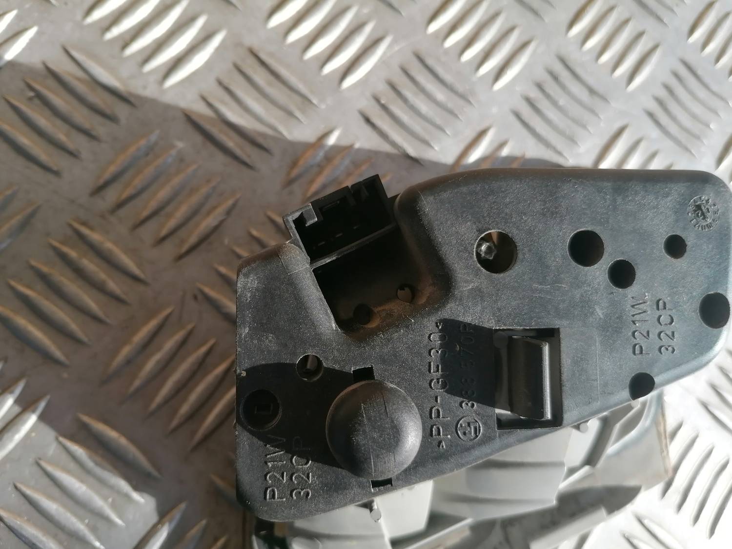 Bagāžnieka vāka labais lukturis priekš BMW 318D E46 2002 SEDAN 4 Bagāžnieka vāka labais lukturis priekš BMW 318D E46 2002 SEDAN