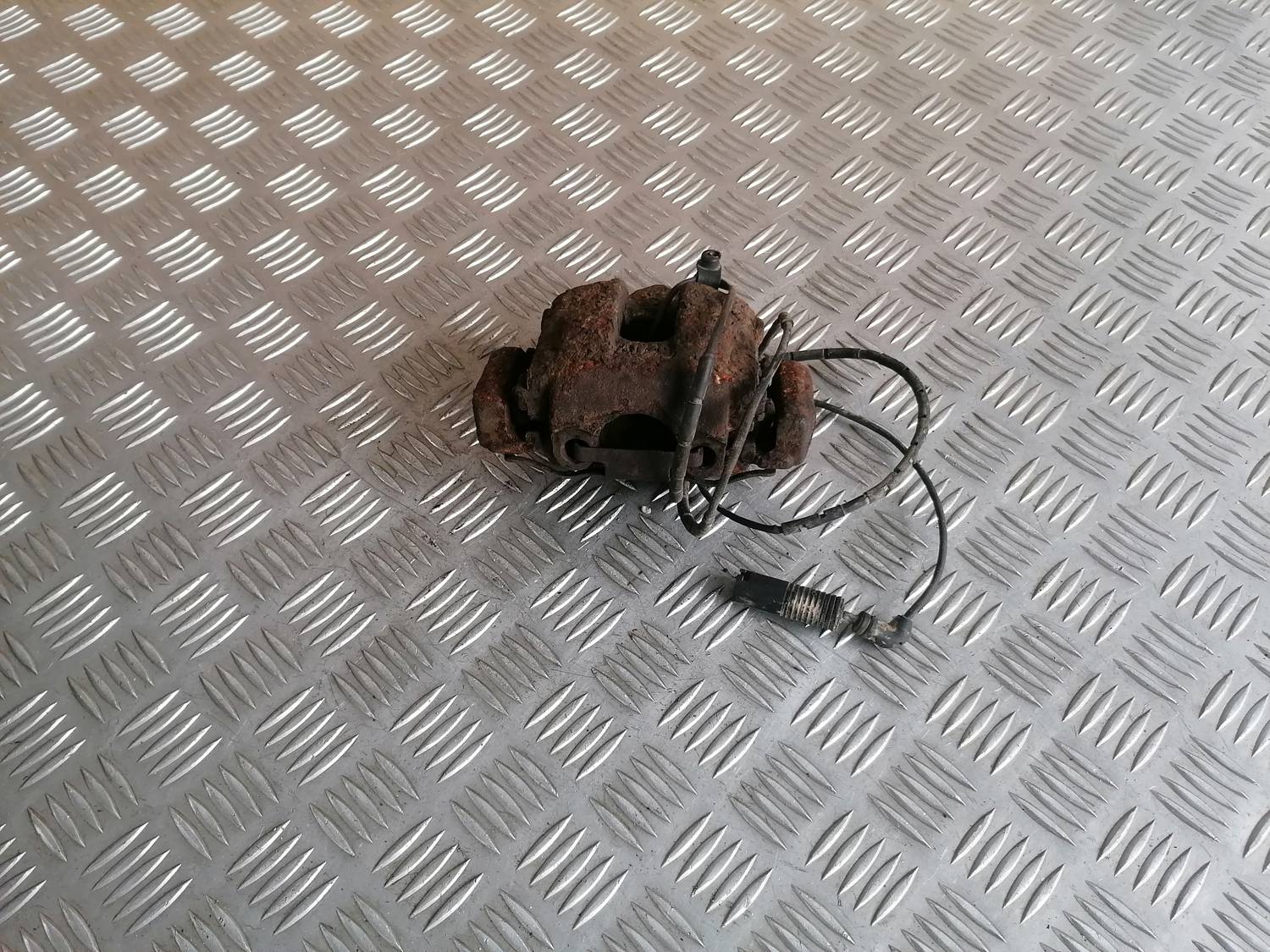 Aizmugurējais labais suports priekš BMW 318D E46 2002 SEDAN 1 Aizmugurējais labais suports priekš BMW 318D E46 2002 SEDAN