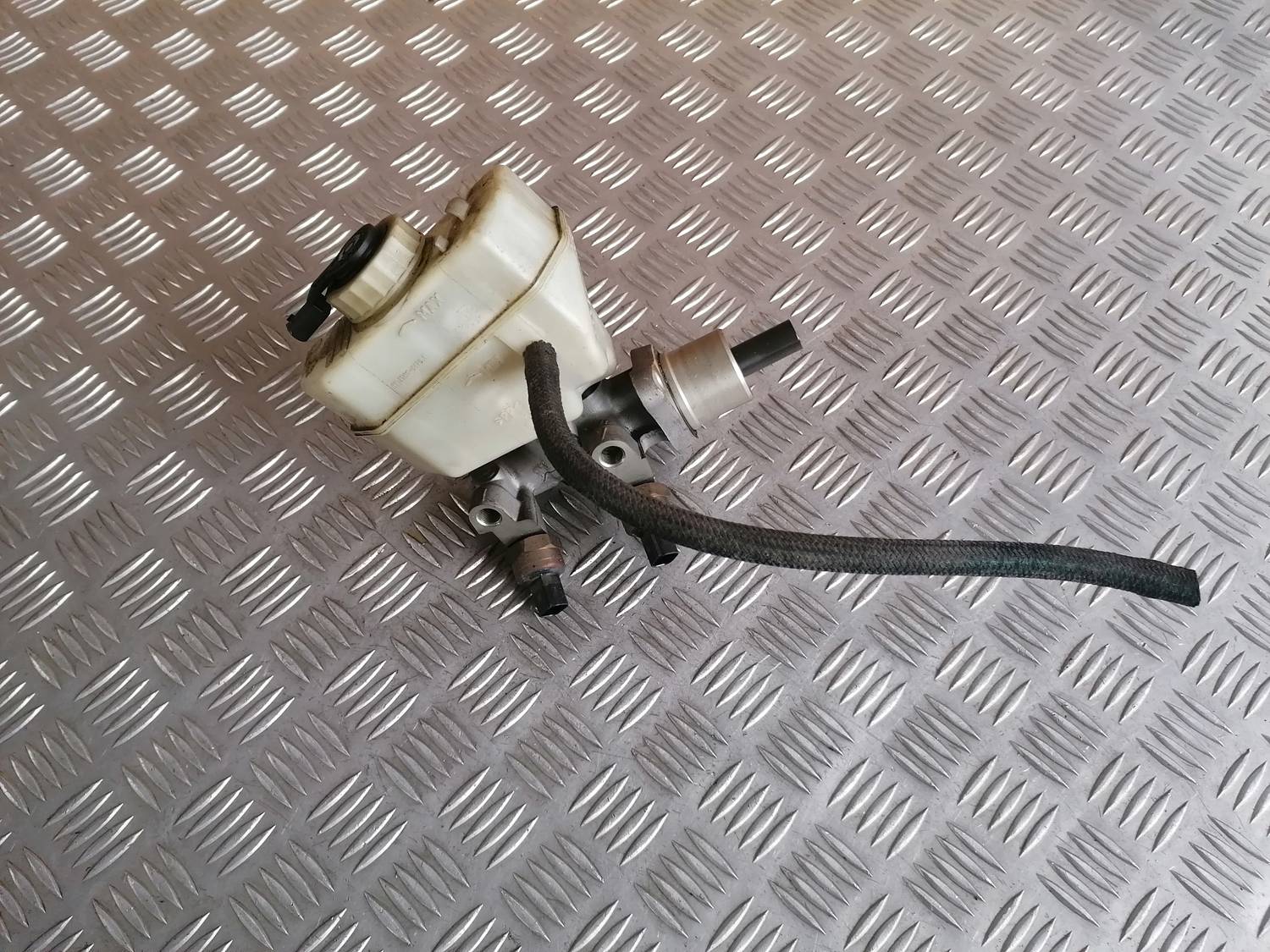 Bremžu pastiprinātāja galvenais cilindrs priekš BMW 318D E46 2002 SEDAN 2 Bremžu pastiprinātāja galvenais cilindrs priekš BMW 318D E46 2002 SEDAN