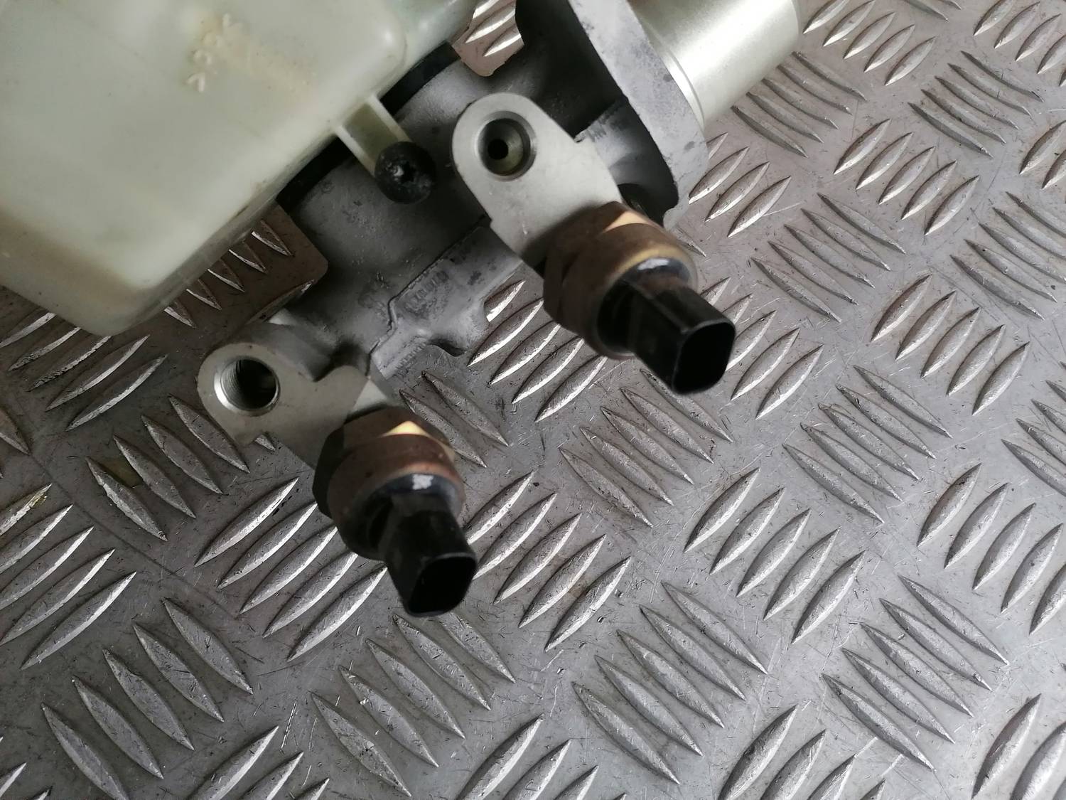 Bremžu pastiprinātāja galvenais cilindrs priekš BMW 318D E46 2002 SEDAN 4 Bremžu pastiprinātāja galvenais cilindrs priekš BMW 318D E46 2002 SEDAN