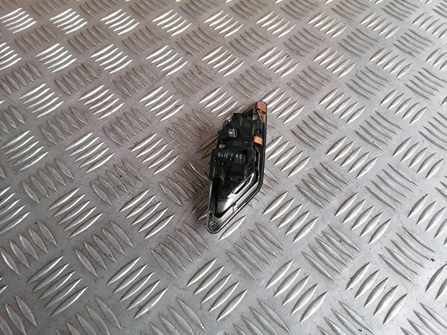 Apgaismojums aizmugurējā statņa apdarē priekš BMW 318D E46 2002 SEDAN 3 Apgaismojums aizmugurējā statņa apdarē priekš BMW 318D E46 2002 SEDAN