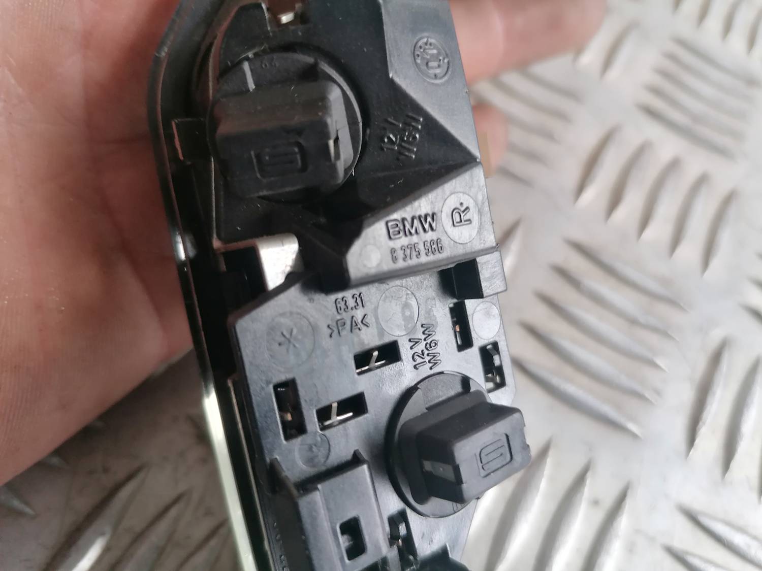 Apgaismojums aizmugurējā statņa apdarē priekš BMW 318D E46 2002 SEDAN 4 Apgaismojums aizmugurējā statņa apdarē priekš BMW 318D E46 2002 SEDAN