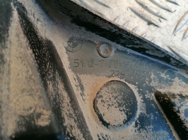Aizmugurējā spārna un bufera stiprinājums priekš BMW 318D E46 2002 SEDAN