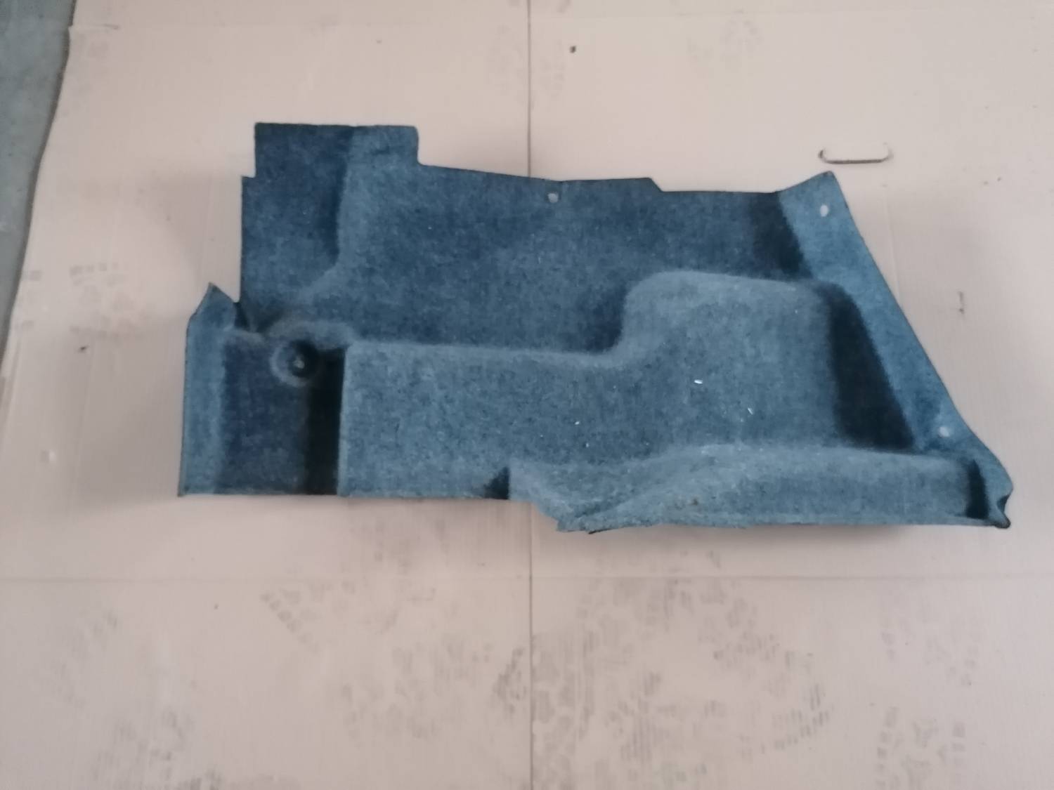 Bagāžnieka nodalījuma sānu apdare priekš BMW 318D E46 2002 SEDAN 1 Bagāžnieka nodalījuma sānu apdare priekš BMW 318D E46 2002 SEDAN