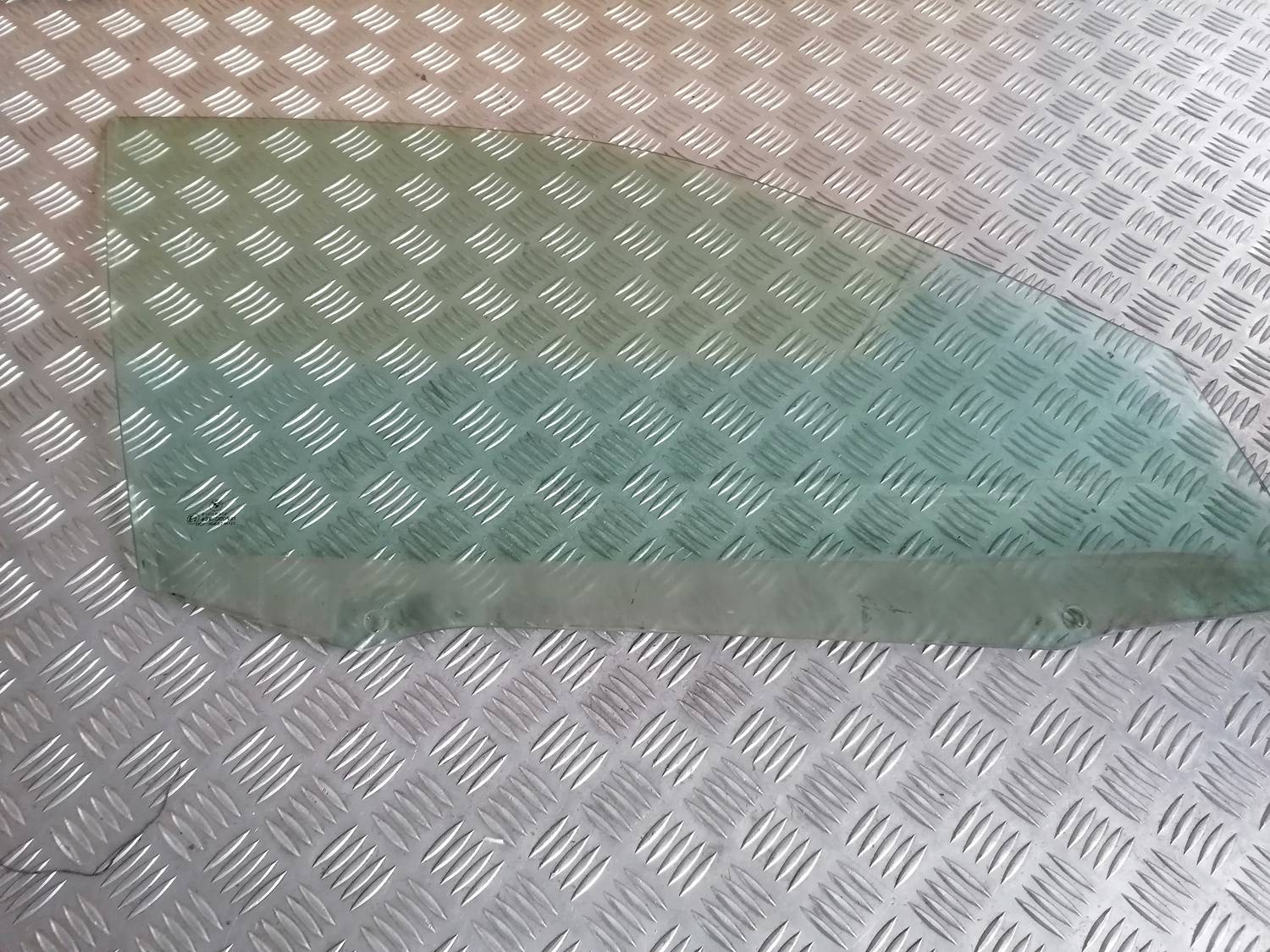 Priekšējo labo durvju stikls priekš BMW 318D E46 2002 SEDAN 1 Priekšējo labo durvju stikls priekš BMW 318D E46 2002 SEDAN