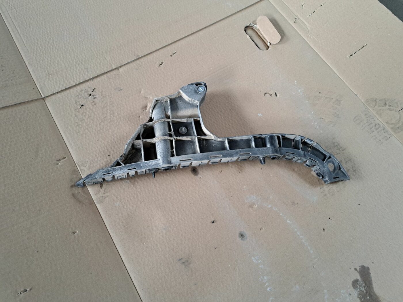 Aizmugurējā spārna un bufera stiprinājums priekš VOLVO V70 2009 2 Aizmugurējā spārna un bufera stiprinājums priekš VOLVO V70 2009