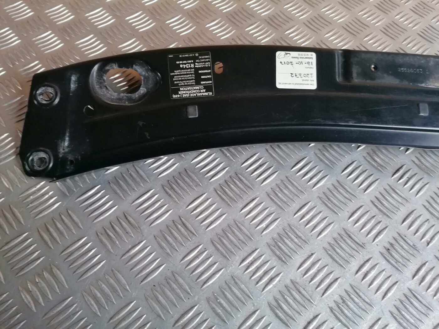 Priekšējā radiatora rāmja augšēja daļa priekš MERCEDES BENZ ML280 2008 OBSIDIAN BLACK 3 Priekšējā radiatora rāmja augšēja daļa priekš MERCEDES BENZ ML280 2008 OBSIDIAN BLACK