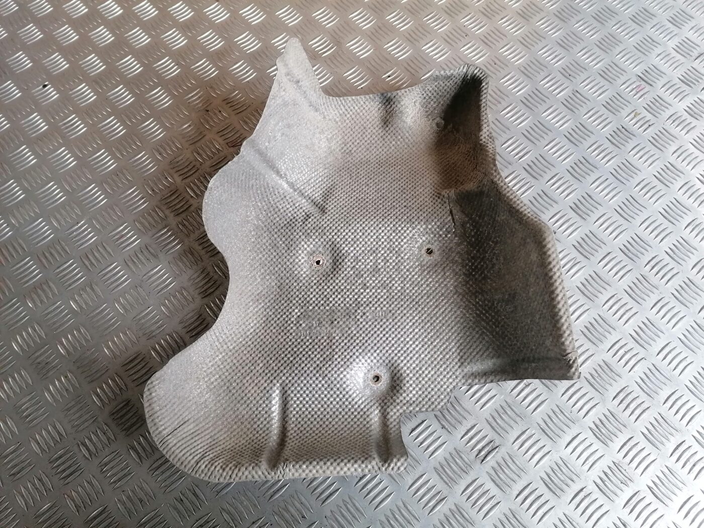 Izpūtēja sistēmas karstuma aizsargs priekš MERCEDES BENZ ML280 2008 OBSIDIAN BLACK 1 Izpūtēja sistēmas karstuma aizsargs priekš MERCEDES BENZ ML280 2008 OBSIDIAN BLACK