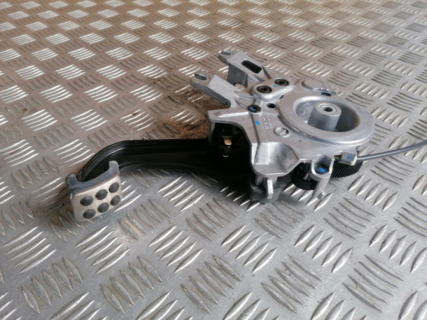 Stāvbremzes pedālis priekš MERCEDES BENZ ML280 2008 OBSIDIAN BLACK 2 Stāvbremzes pedālis priekš MERCEDES BENZ ML280 2008 OBSIDIAN BLACK