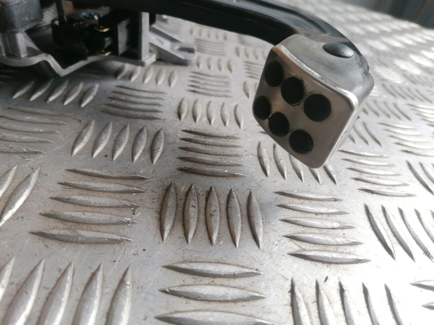 Stāvbremzes pedālis priekš MERCEDES BENZ ML280 2008 OBSIDIAN BLACK 7 Stāvbremzes pedālis priekš MERCEDES BENZ ML280 2008 OBSIDIAN BLACK