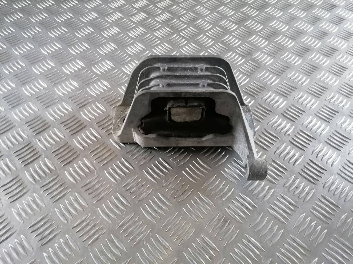 Dzinēja kronšteins priekš VW CRAFTER 2018 3 Dzinēja kronšteins priekš VW CRAFTER 2018