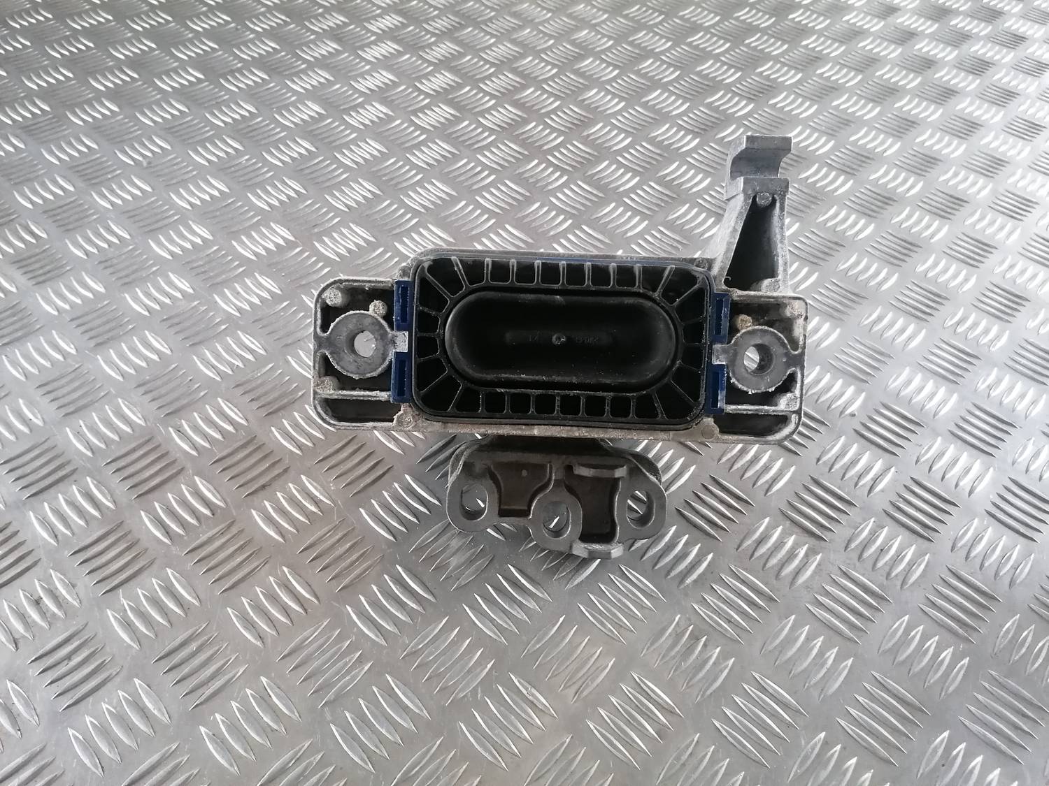 Dzinēja kronšteins priekš VW CRAFTER 2018 4 Dzinēja kronšteins priekš VW CRAFTER 2018