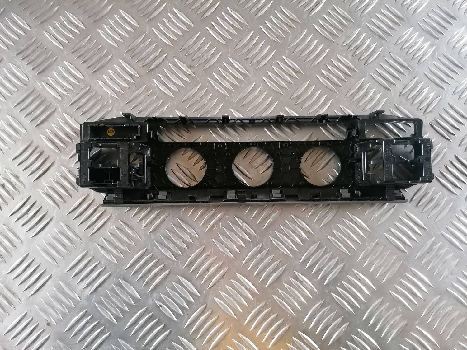 Mērinstrumentu paneļa dekoratīvais rāmis priekš VW CRAFTER 2018 3 Mērinstrumentu paneļa dekoratīvais rāmis priekš VW CRAFTER 2018