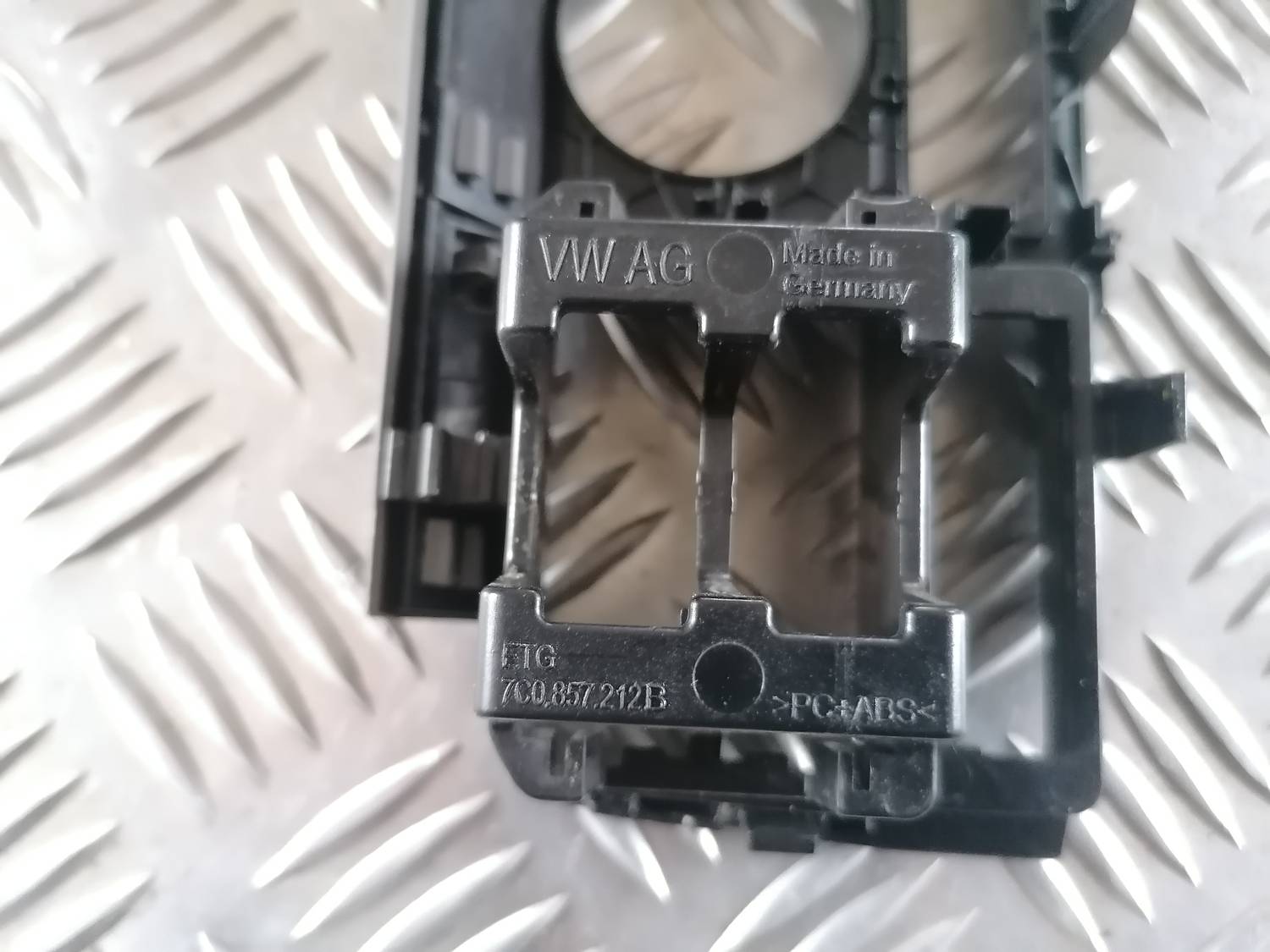 Mērinstrumentu paneļa dekoratīvais rāmis priekš VW CRAFTER 2018 4 Mērinstrumentu paneļa dekoratīvais rāmis priekš VW CRAFTER 2018