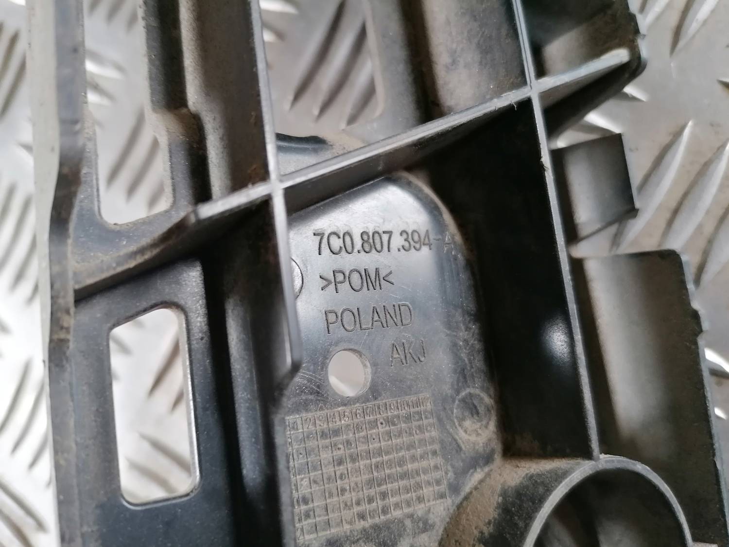 Aizmugurēja bufera kronšteins priekš VW CRAFTER 2018 4 Aizmugurēja bufera kronšteins priekš VW CRAFTER 2018