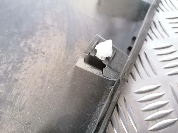 Priekšējo labo durvju moldings priekš VW CRAFTER 2018