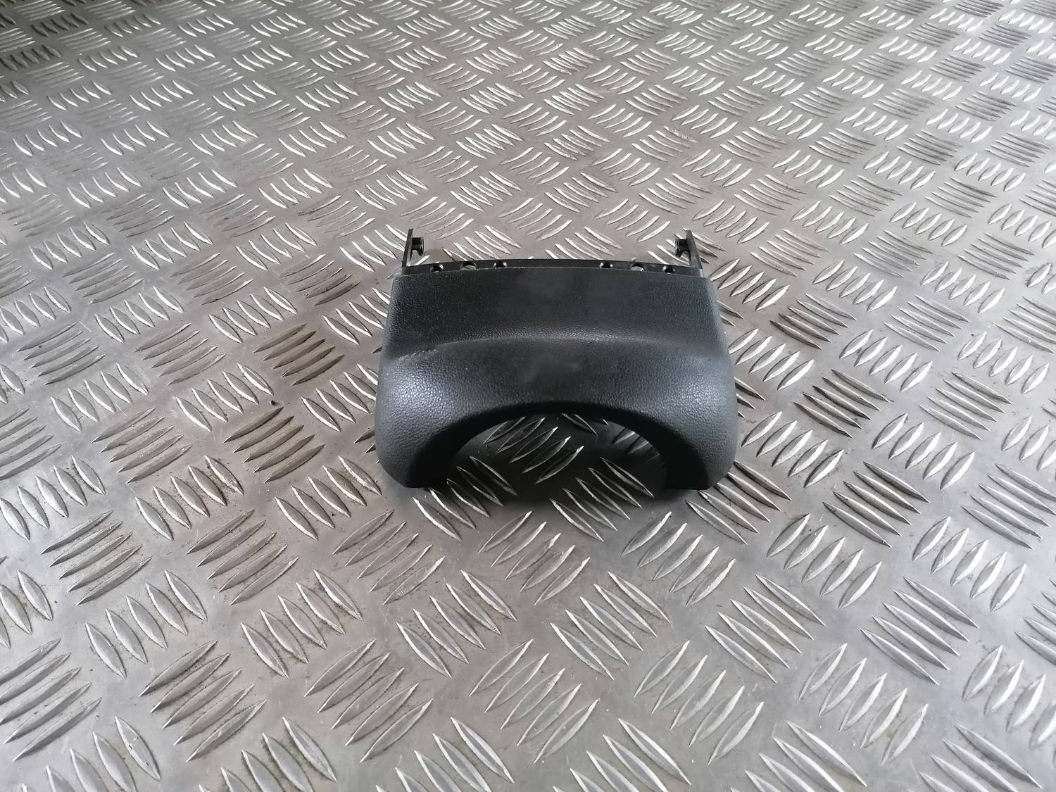 Stūres statnes putekļu aizsargs (salonā) priekš VW CRAFTER 2018 1 Stūres statnes putekļu aizsargs (salonā) priekš VW CRAFTER 2018