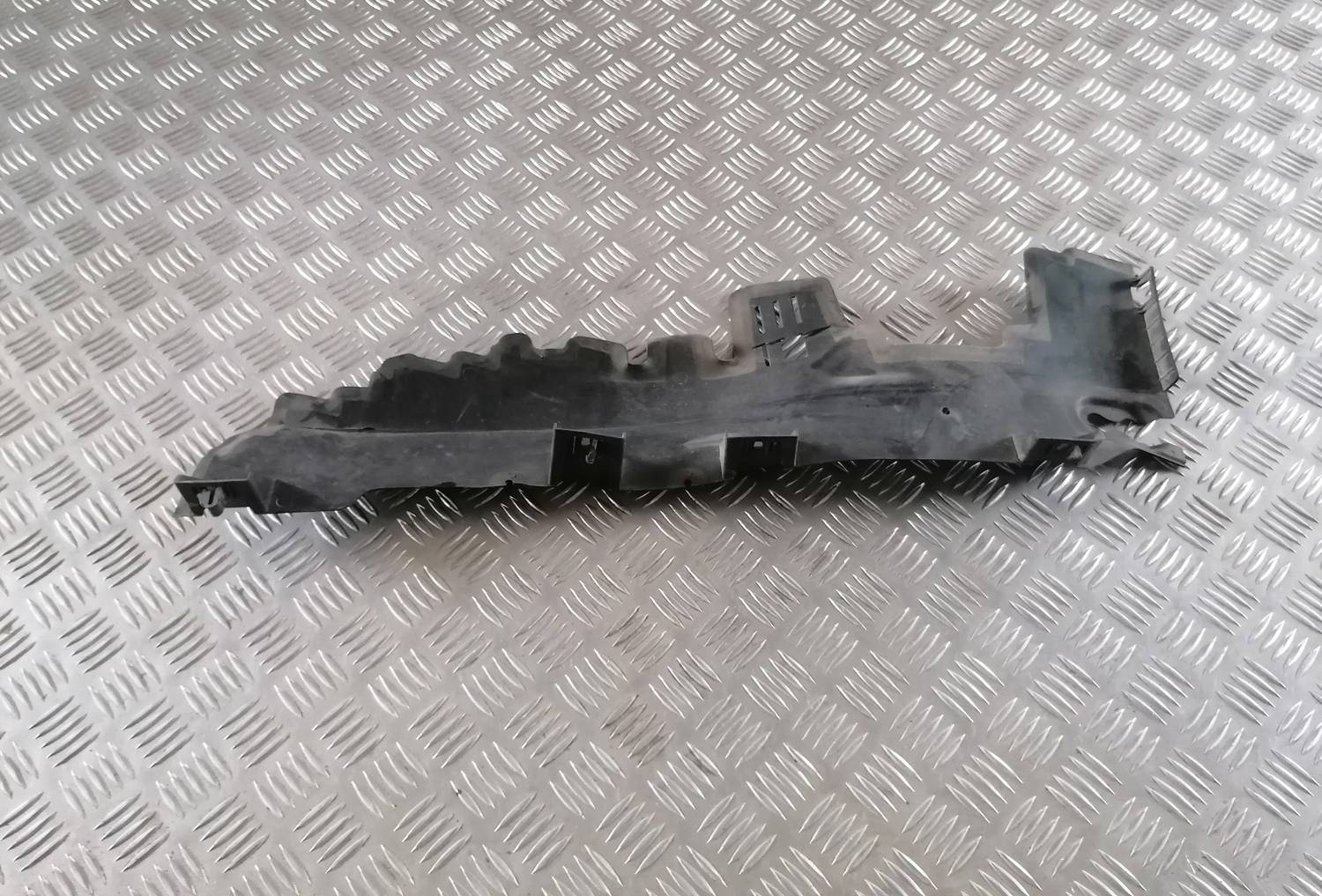 Ieplūdes gaisa deflektors, pa kreisi priekš VW CRAFTER 2018 1 Ieplūdes gaisa deflektors, pa kreisi priekš VW CRAFTER 2018