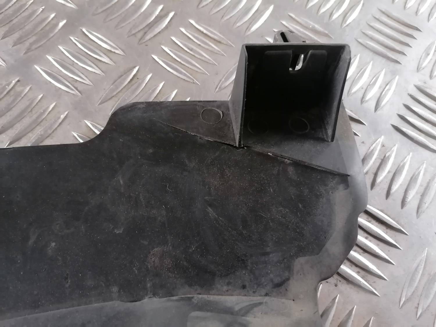 Ieplūdes gaisa deflektors, pa kreisi priekš VW CRAFTER 2018 4 Ieplūdes gaisa deflektors, pa kreisi priekš VW CRAFTER 2018