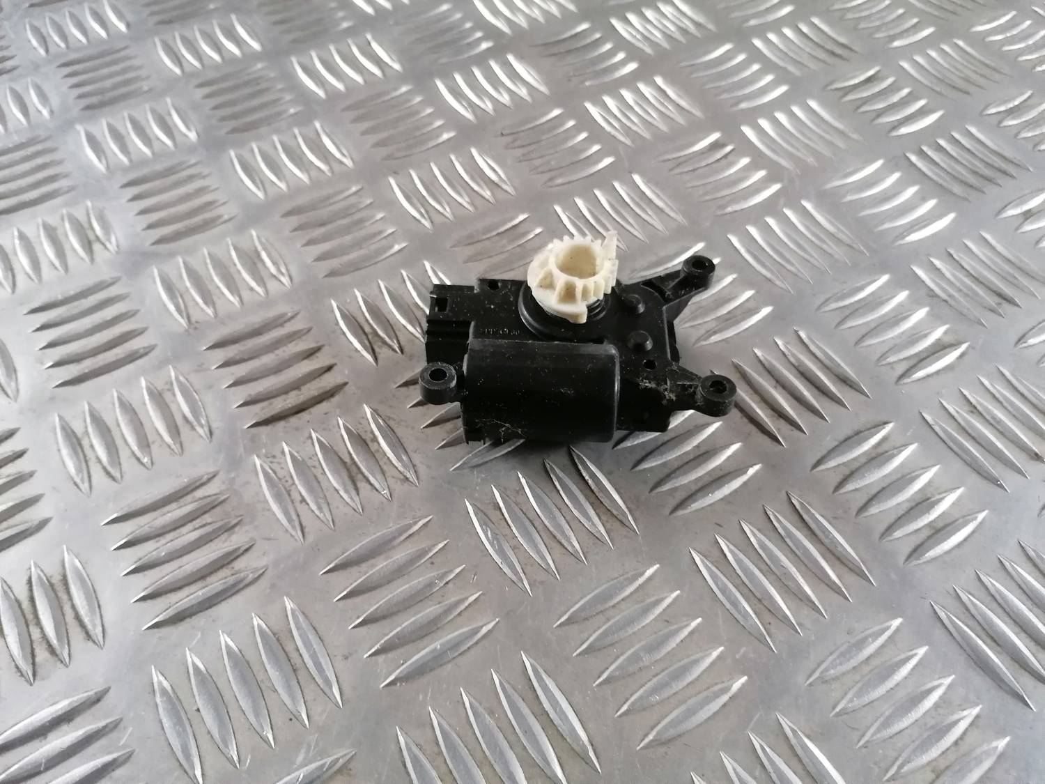 Apsildes sistēmas aktuators priekš VW CRAFTER 2018 3 Apsildes sistēmas aktuators priekš VW CRAFTER 2018