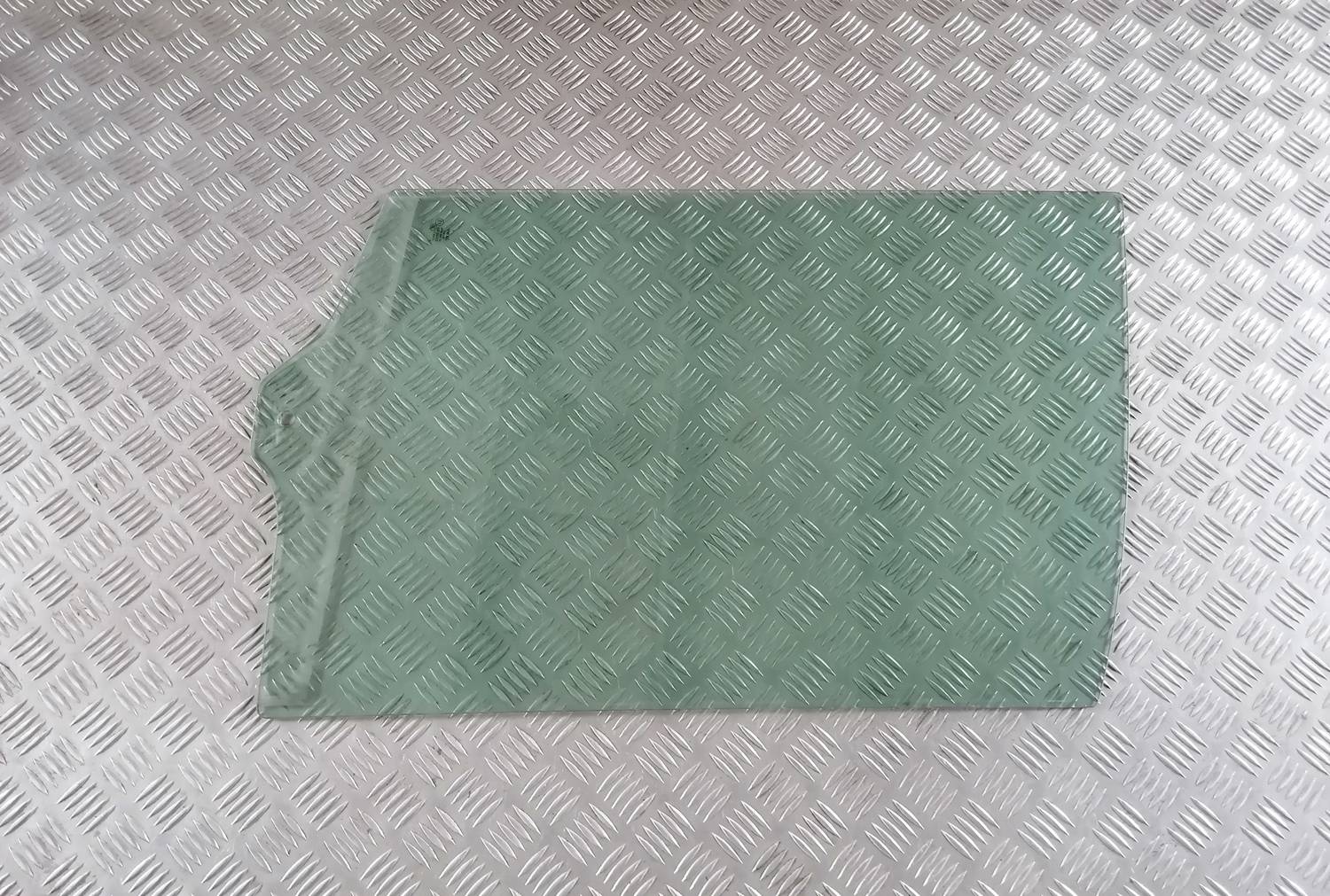 Priekšējo labo durvju stikls priekš VW CRAFTER 2018 1 Priekšējo labo durvju stikls priekš VW CRAFTER 2018