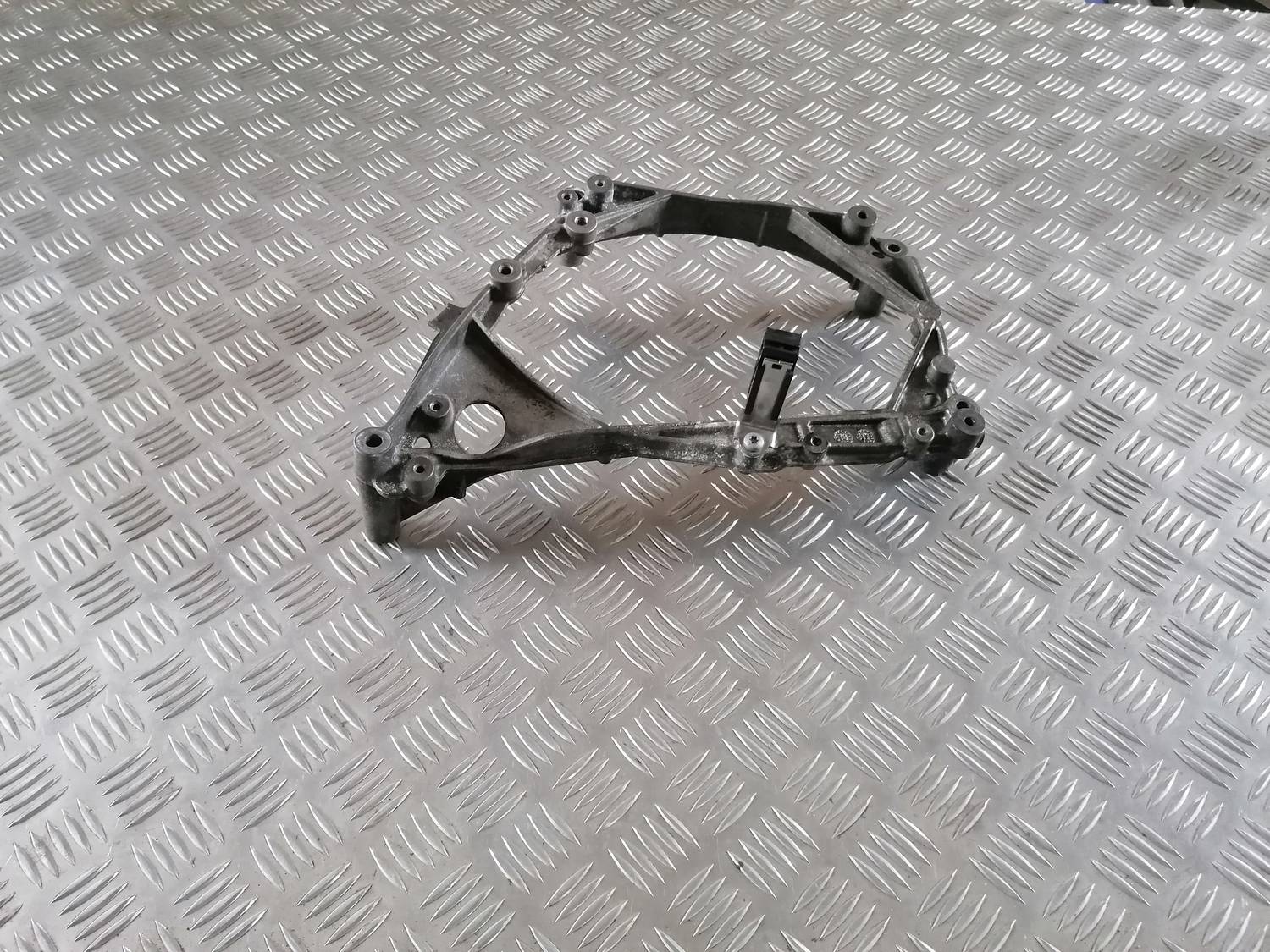 Interkulera kronšteins priekš VW CRAFTER 2018 1 Interkulera kronšteins priekš VW CRAFTER 2018