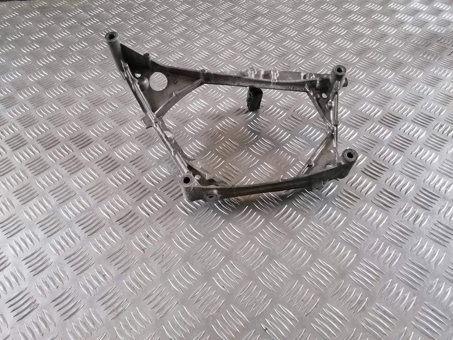 Interkulera kronšteins priekš VW CRAFTER 2018 2 Interkulera kronšteins priekš VW CRAFTER 2018