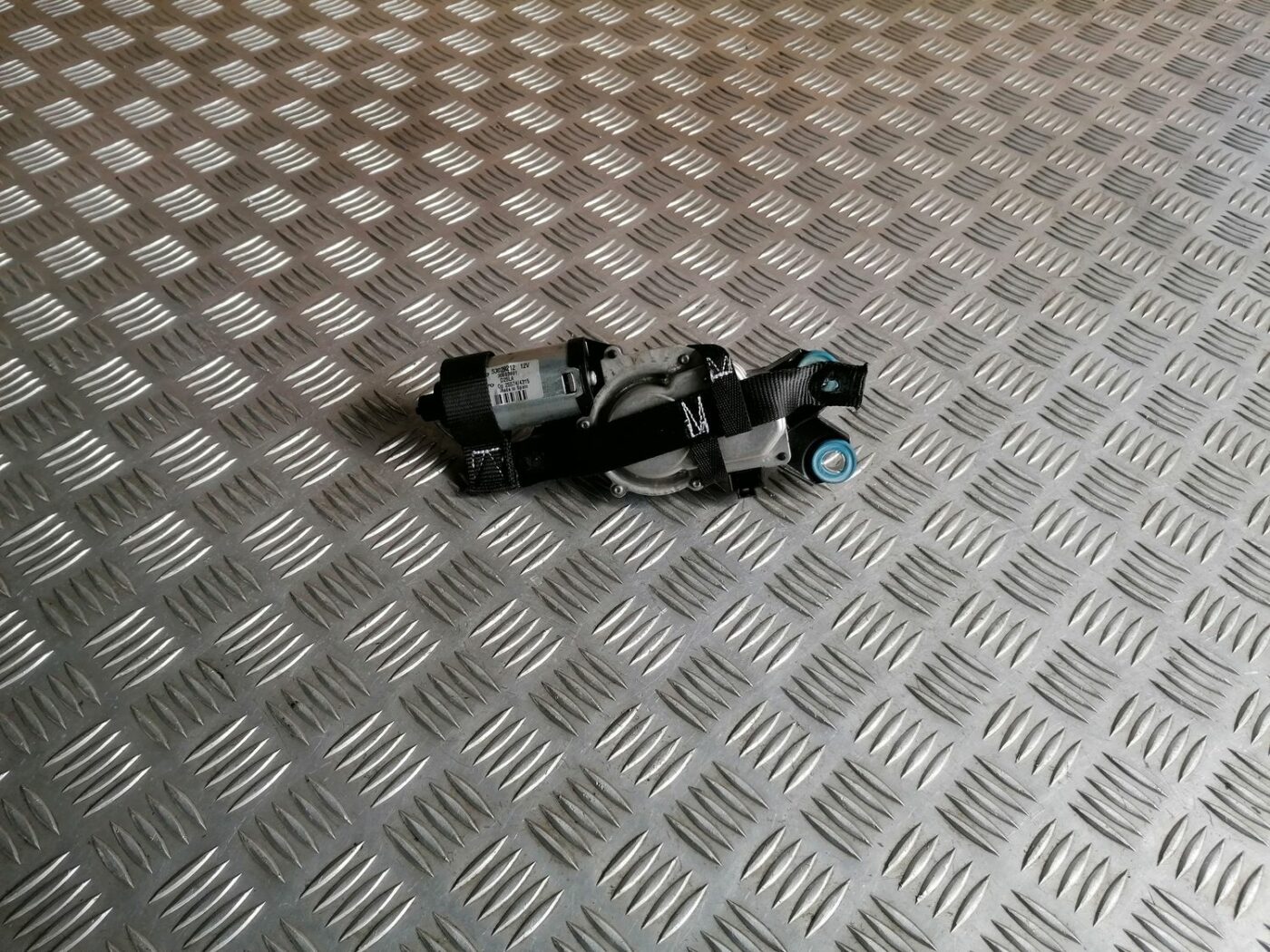 Aizmugurējā stikla tīrītāja motors priekš VOLVO V70 2009 1 Aizmugurējā stikla tīrītāja motors priekš VOLVO V70 2009