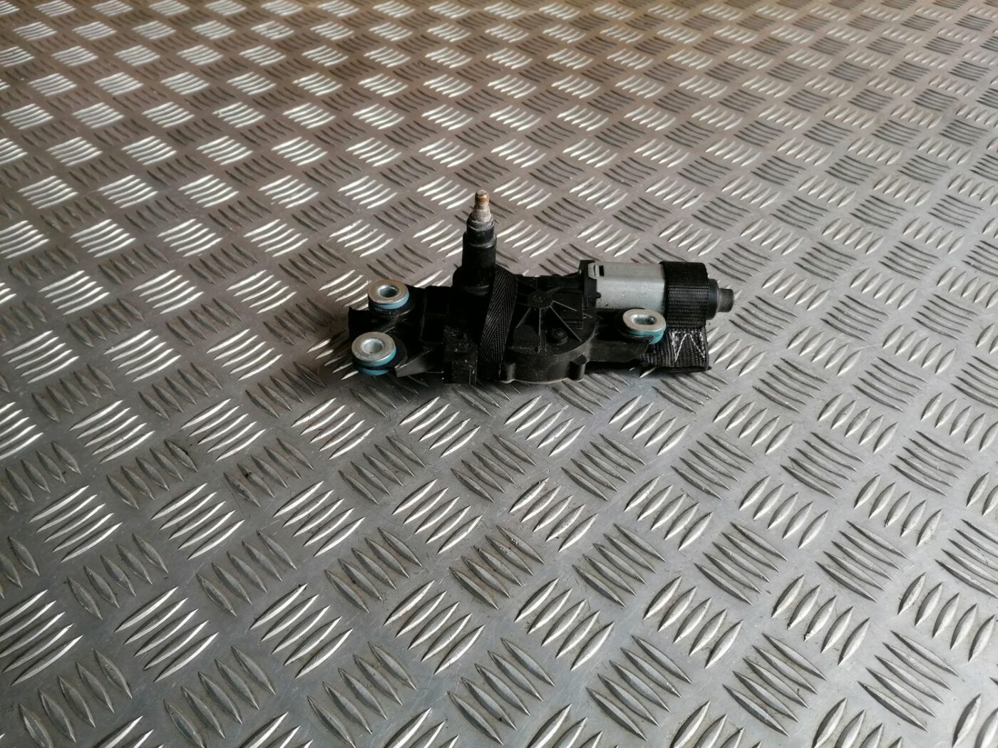 Aizmugurējā stikla tīrītāja motors priekš VOLVO V70 2009 2 Aizmugurējā stikla tīrītāja motors priekš VOLVO V70 2009