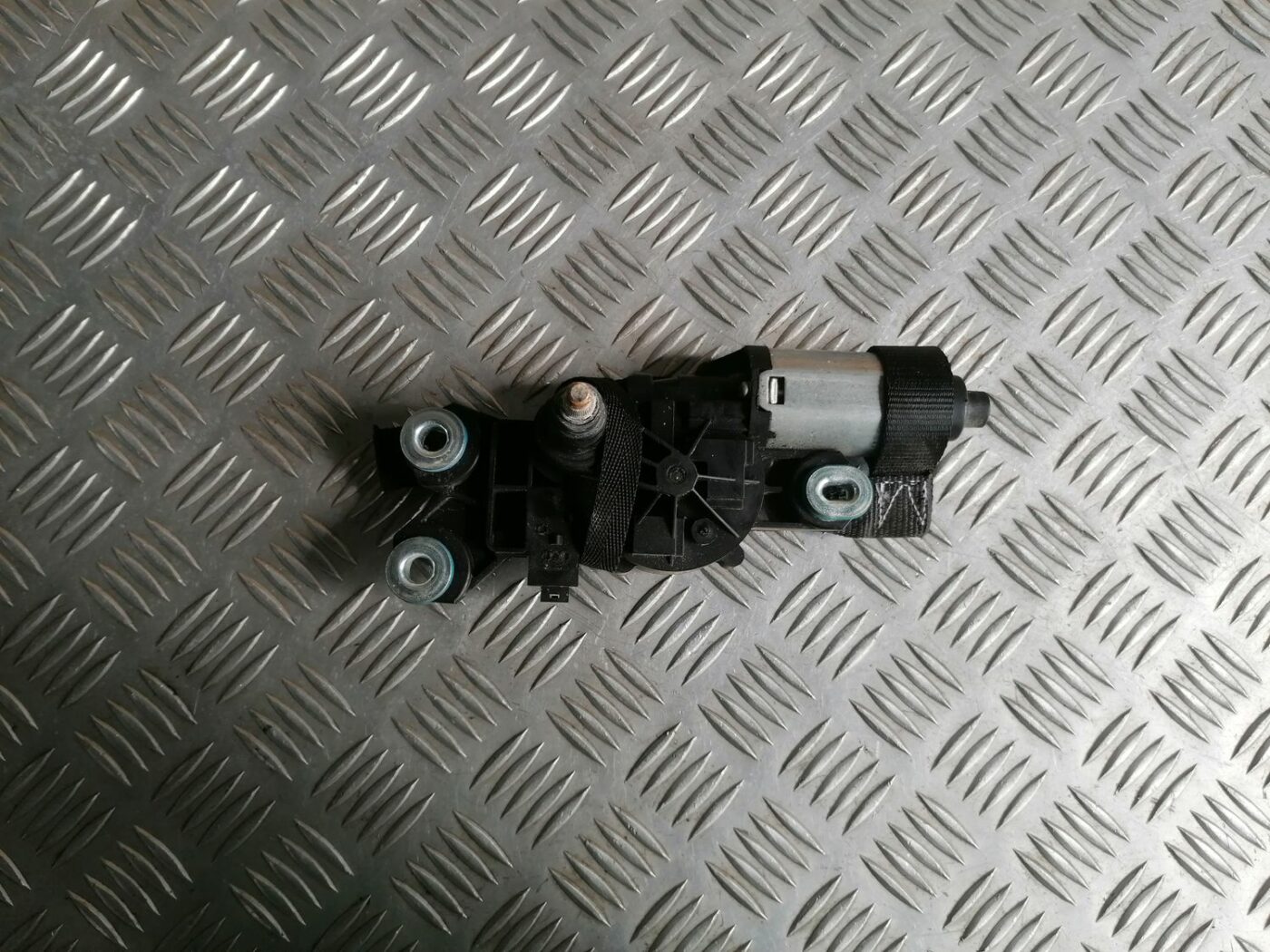 Aizmugurējā stikla tīrītāja motors priekš VOLVO V70 2009 5 Aizmugurējā stikla tīrītāja motors priekš VOLVO V70 2009