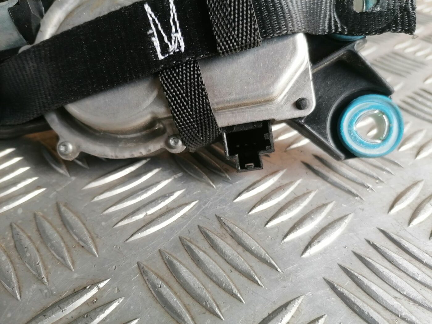 Aizmugurējā stikla tīrītāja motors priekš VOLVO V70 2009 4 Aizmugurējā stikla tīrītāja motors priekš VOLVO V70 2009