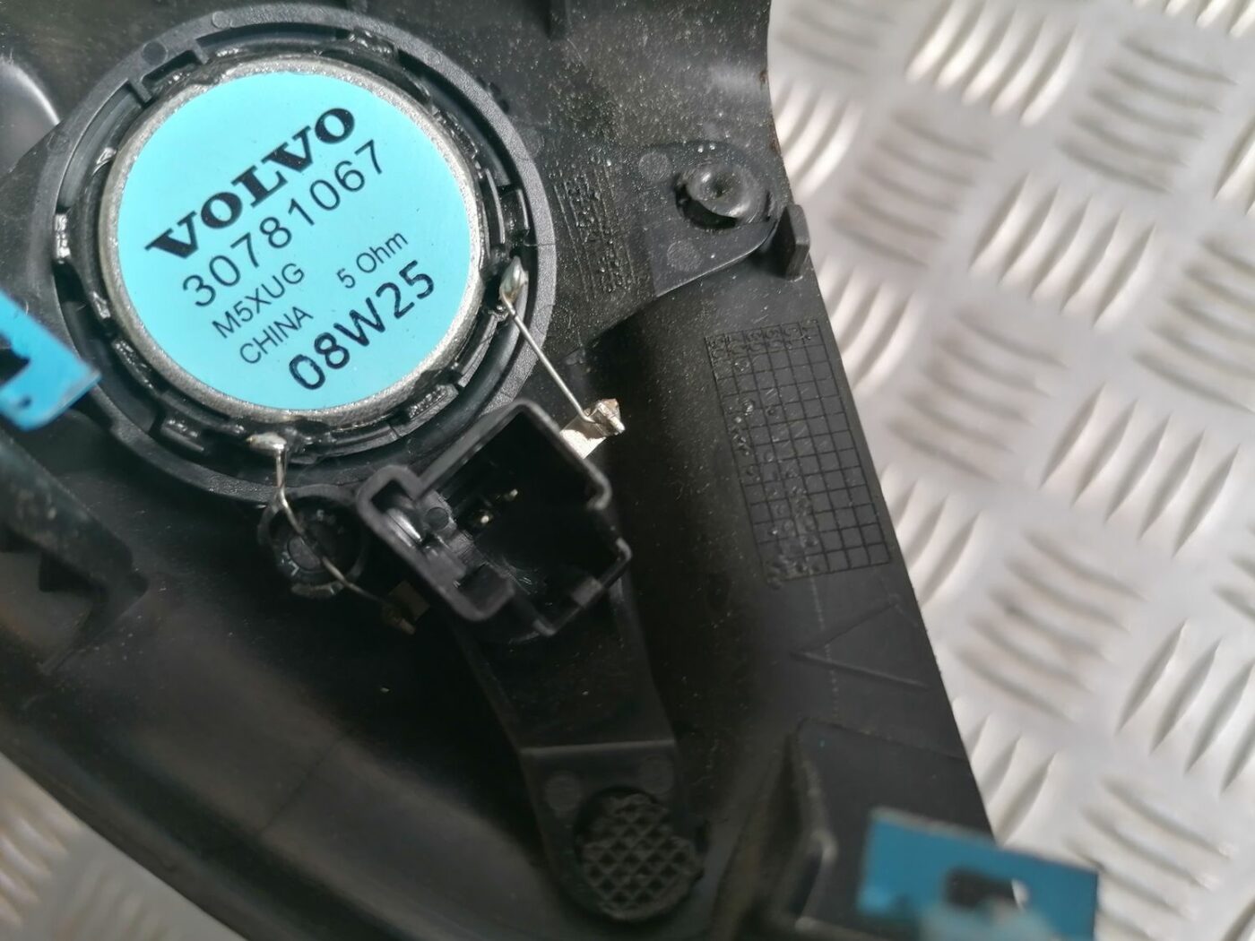 Durvju spoguļa apdares uzlika salonā (ar skaļruni) priekš VOLVO V70 2009 4 Durvju spoguļa apdares uzlika salonā (ar skaļruni) priekš VOLVO V70 2009