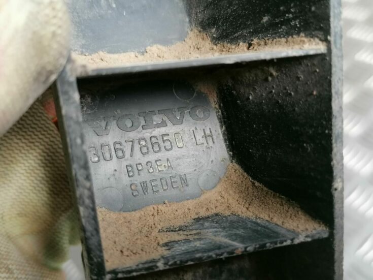 Aizmugurēja bufera kronšteins priekš VOLVO V70 2009