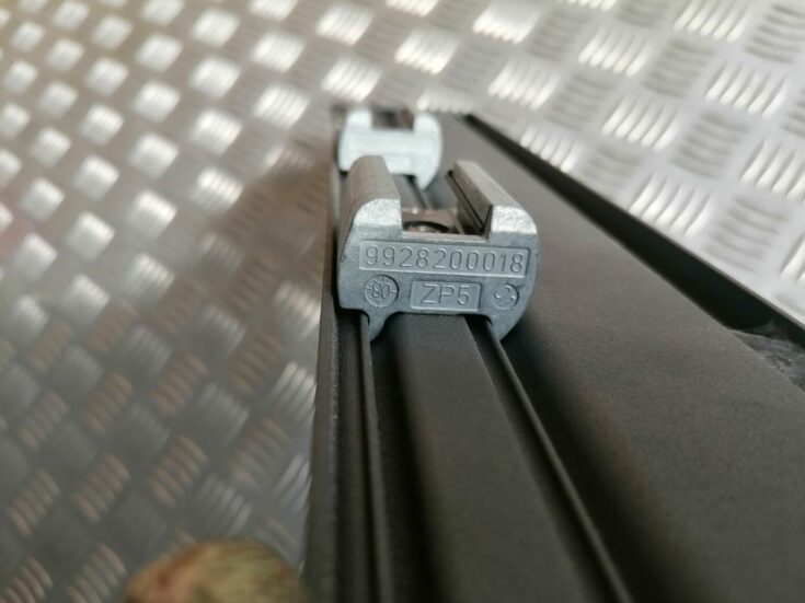 Bagāžnieka nodalījuma reste priekš VOLVO V70 2009