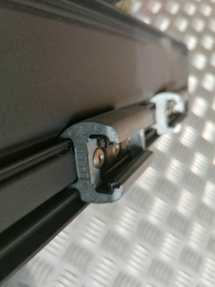 Bagāžnieka nodalījuma reste priekš VOLVO V70 2009